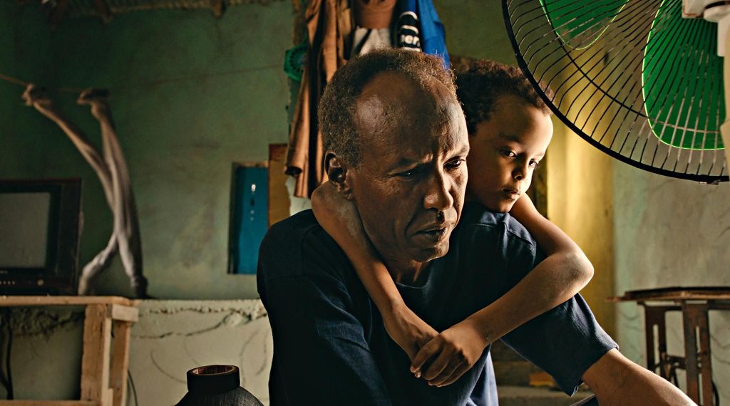 فيلم “قرية قرب الجنة” يتوج بالجائزة الكبرى لمهرجان خريبكة الدولي للسينما الإفريقية