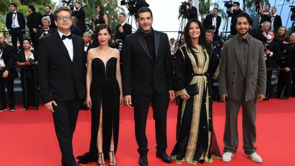 بالصور: الفيلم المغربي “القفطان الأزرق” يتوج بجائزة النقاد الدولية في مهرجان كان